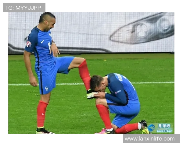 足球明星亲吻瞬间曝光引发热议粉丝纷纷点赞分享社交媒体盛况空前